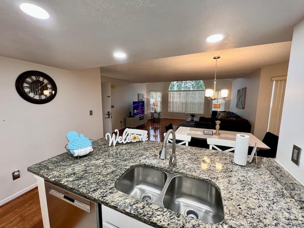 Grand Family Deluxe 3BD Condo Near Disney Universal 22 view 2