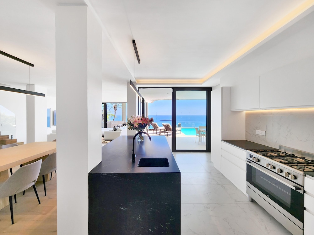 Ocean Villa - Ultra Luxury Villa in Bantry Bay