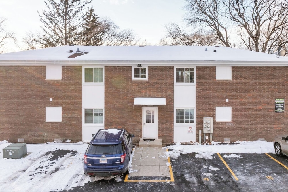 Modern 1BR Apt Near Lake & Downtown