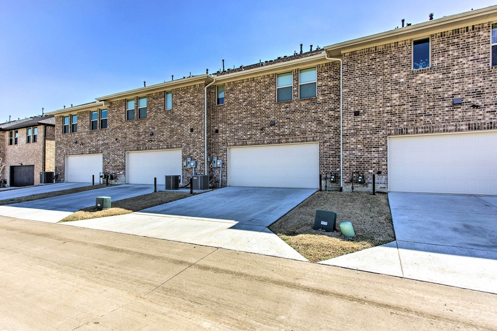 7 Mi to Lewisville Lake: Family Townhome in Frisco view 4