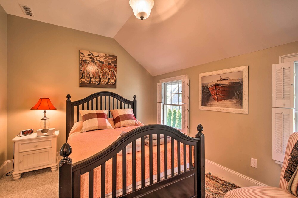 Traditional Martha's Vineyard Home w/ Porch & Yard view 4