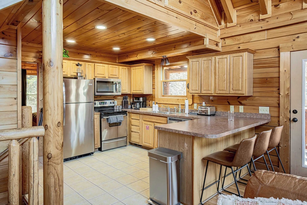 Bear Creek Way by Avantstay Hot Tub, Game Room, Air Hockey, Near Dollywood & Smoky Trails