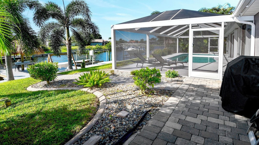 Mei Jing Waterfront Pool and Tiki Hut-must see