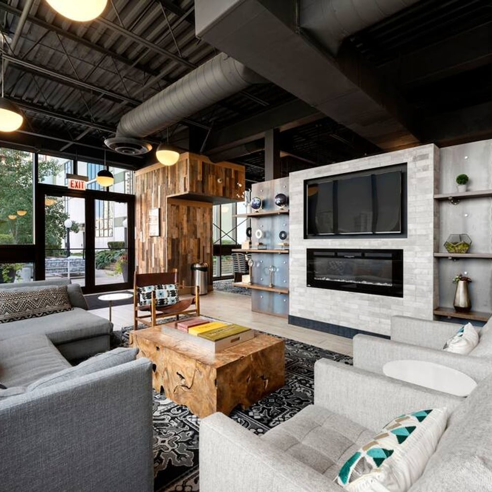 Sleek 2 Bed 2 Bath Condo in Trendy Fulton Market