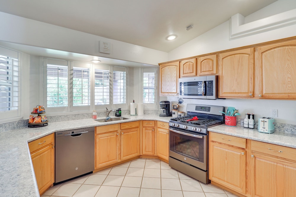 Kingman Family Home: Yard, Grill & Room to Relax!