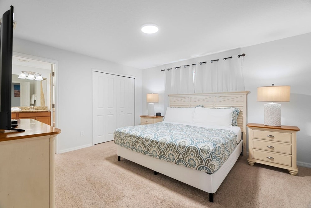 Amazing 4bdr Near Parks w Pool