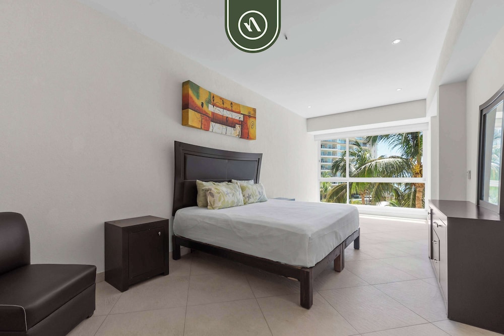 Oceanfront 2 BR Condo - Beach - Restaurant - Gym
