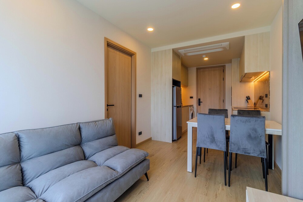 Prime Location 1BR Near Beach Club C240