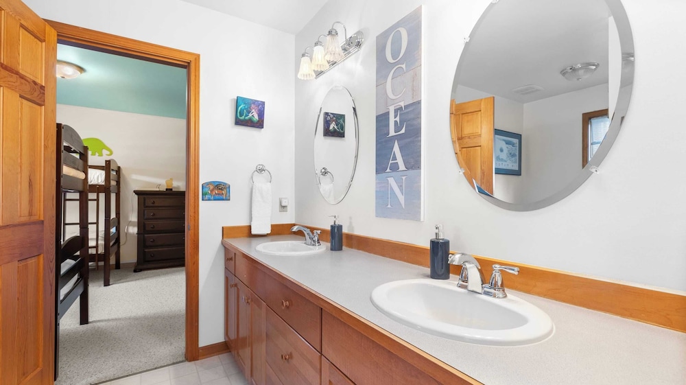 Seacliff Haven Waterfront Luxury, Stunning Views, Hot Tub & Game Room