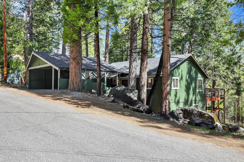 6 Mi to Pinecrest Lake: Cozy Cabin in Cold Springs