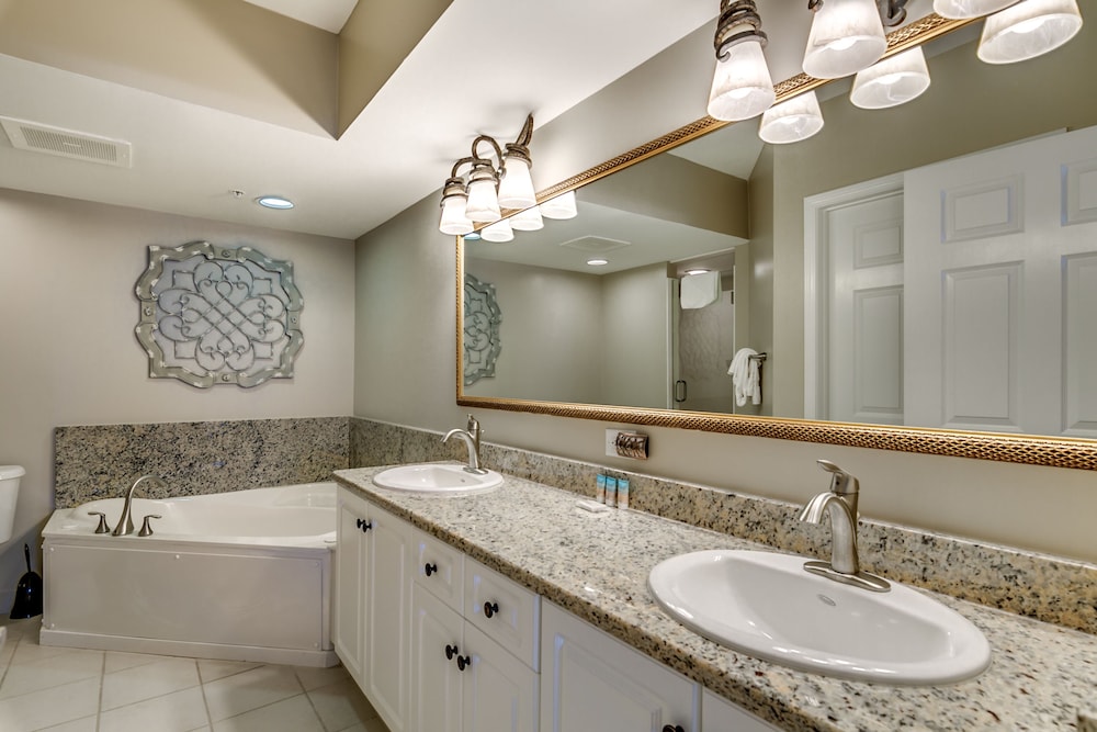 South Wind 301 4 Br condo by RedAwning