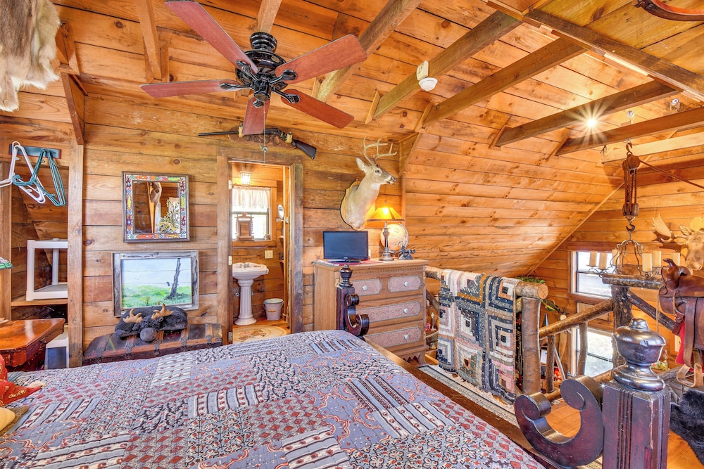 Rustic Cabin w/ Porches: 8 Mi to Tallulah Gorge! view 4