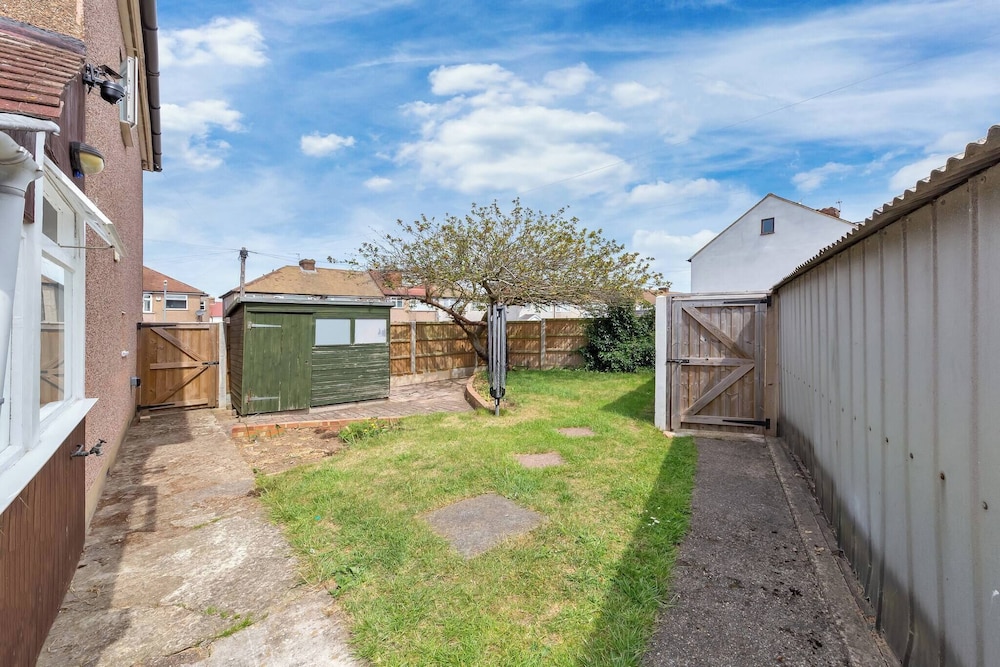 Spacious 3 bd Garden M25, Free Parking,bluewater