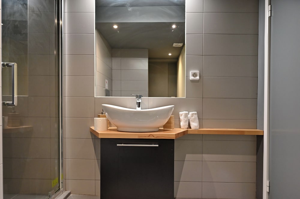Gazi Metro APT Urban Balcony Oasis
