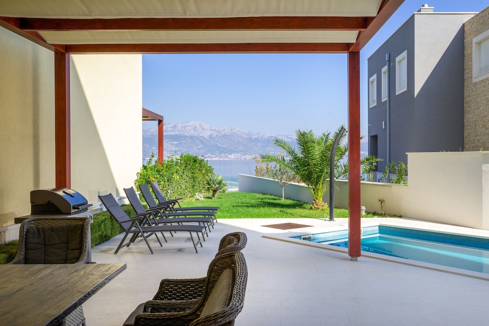 Acadia Beach Villas & Apartments, Slatine