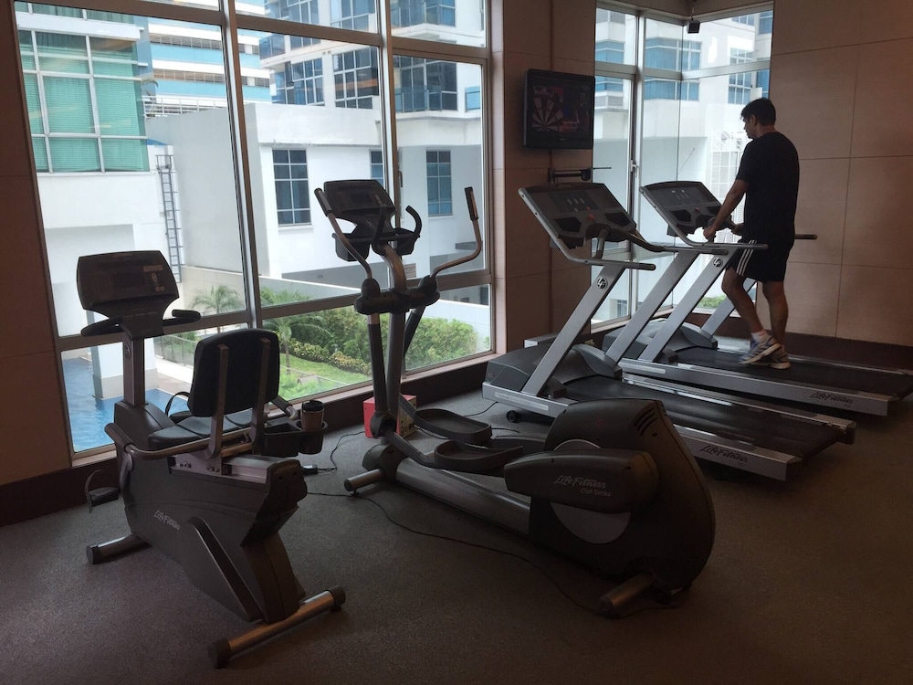 Elegant 2BR Apartment in Upscale Fort BGC Fast Wifi