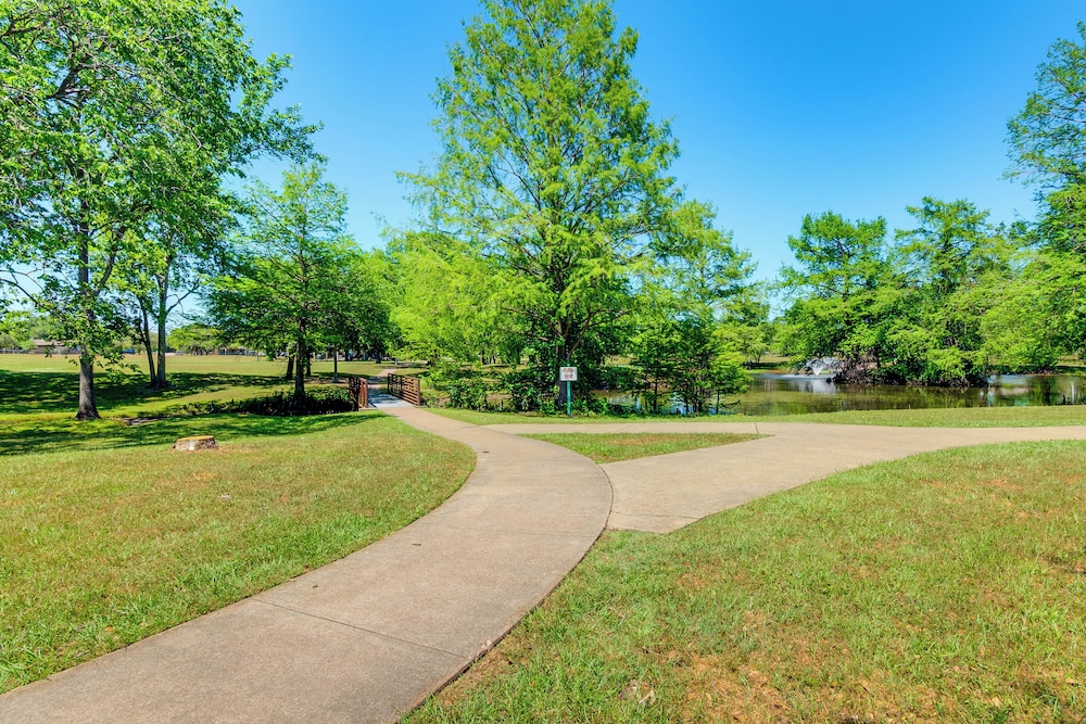 2 Mi to Texas A&m: Pet-friendly Duplex w/ Yard!