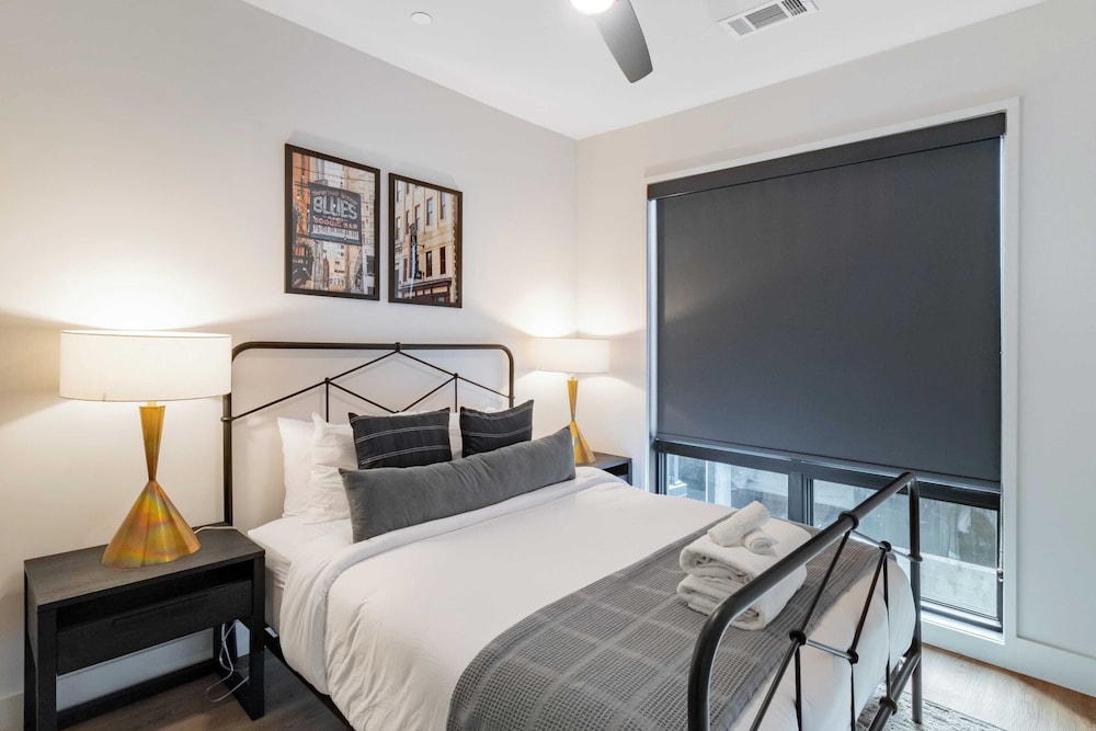 Sleeps 24 4 Modern Midtown Apartments w/ Gym + Pool Walkable to Shops & Eats
