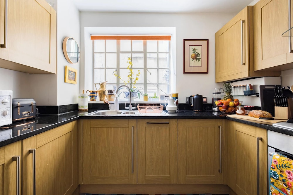Mayfair 9-bed Townhouse - Sleeps 16, Patio & Ac