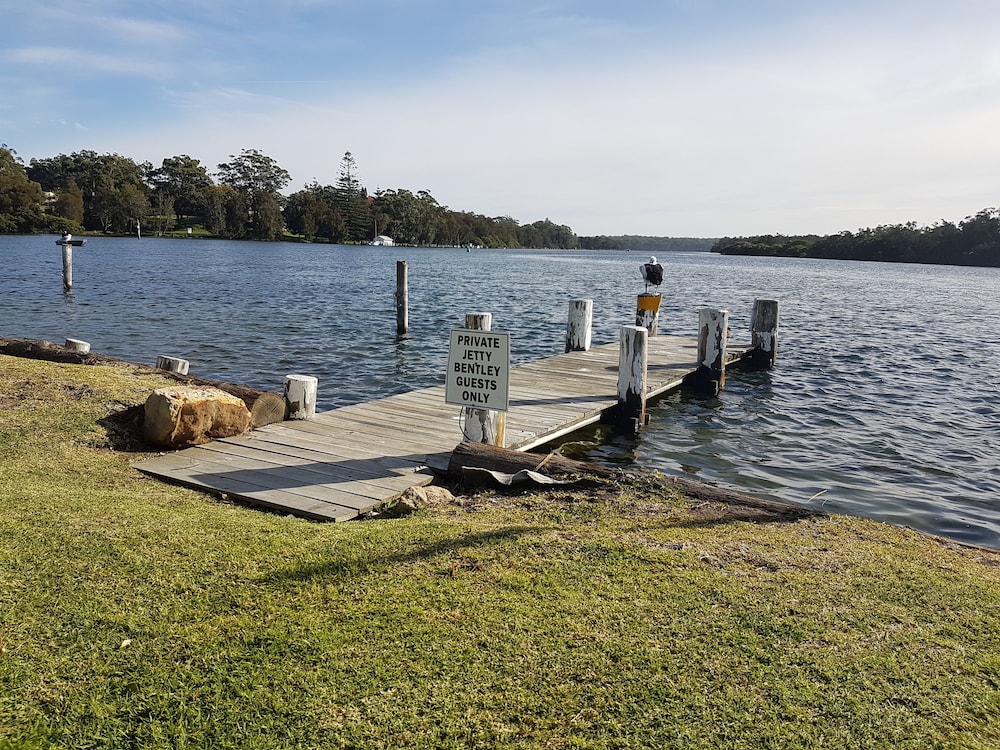 Bentley Waterfront Motel & Cottages