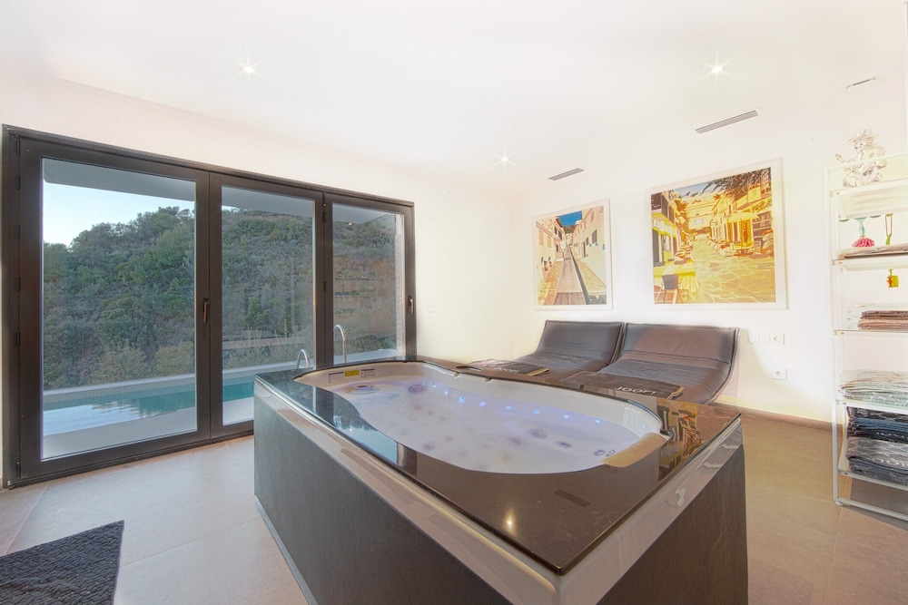 Villa in Marbella With Private Heated Pool