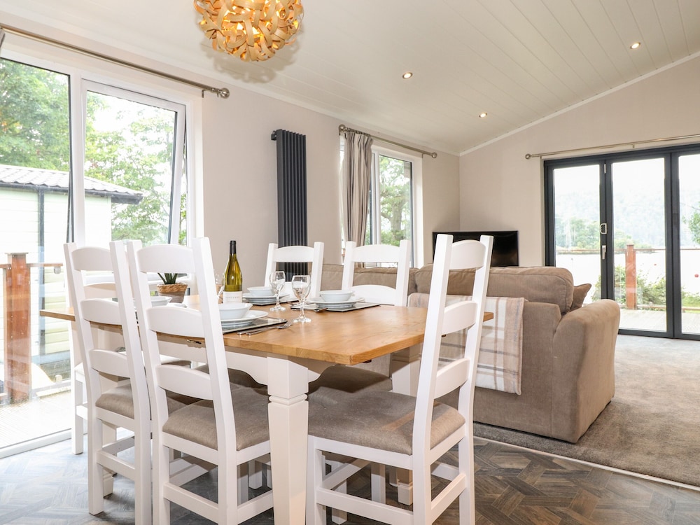 Loubi's Lakeside Lodge