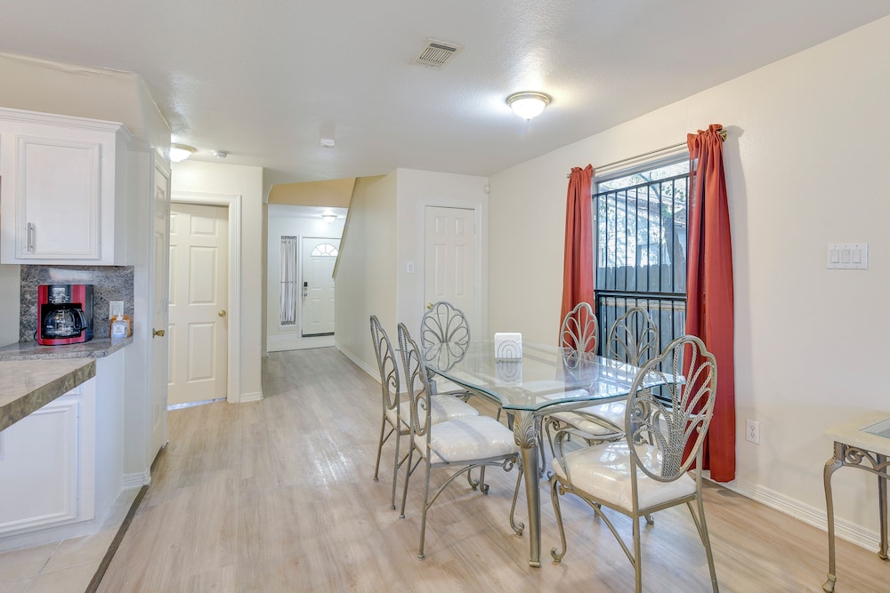 4 Mi to NRG Stadium: Spacious Houston Townhome!