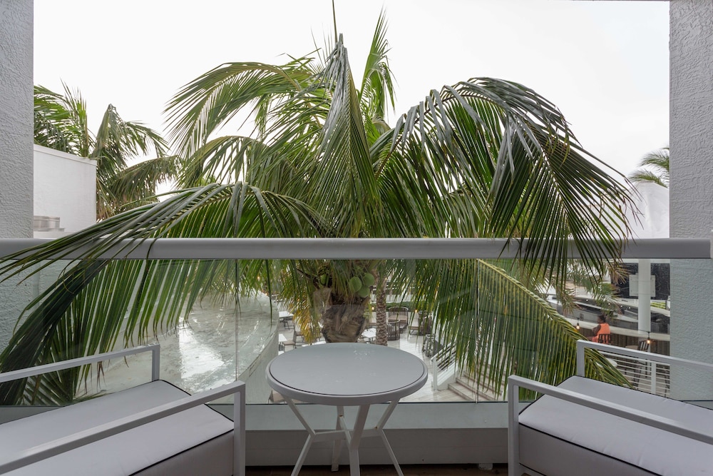 Beachfront Condo With Large Balcony