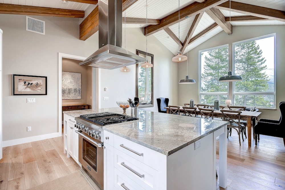 Sunrise Ski Haus 4 Bedroom Home by RedAwning