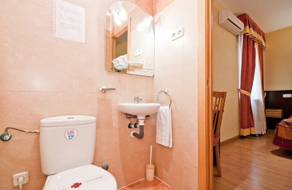Hostal Las Cortes - Image 4