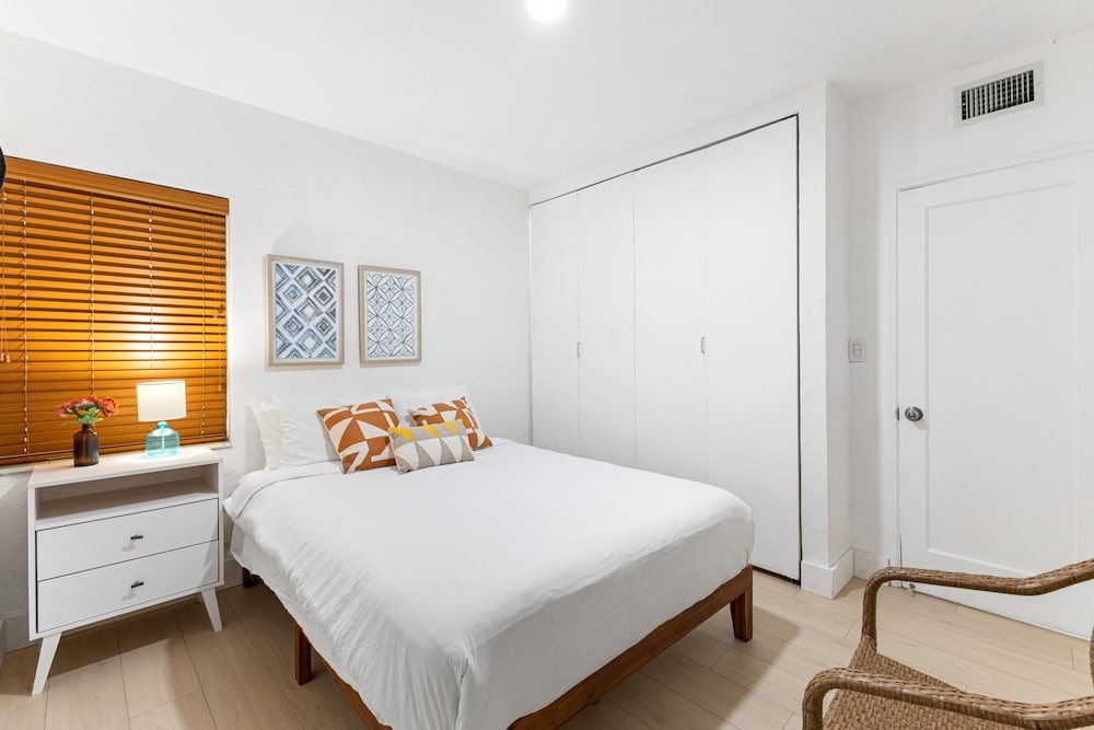 Bright Stylish Apt in Las Olas Blvd Victoria Park