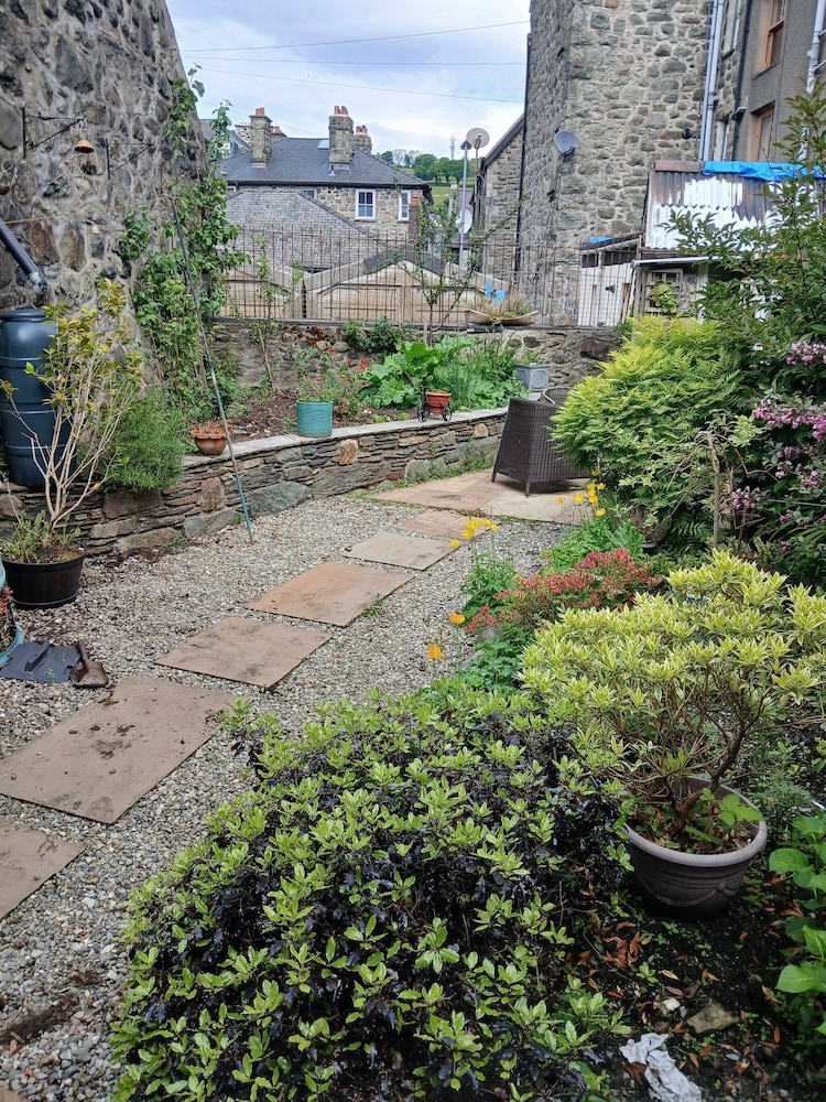 Charming Dolgellau Townhouse With Garden, Perfect for Families