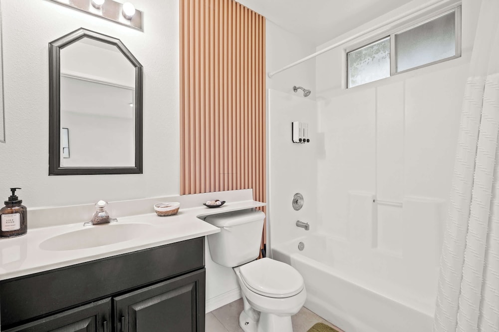 Near Dtla Gem Stylish Private Suite w King bed