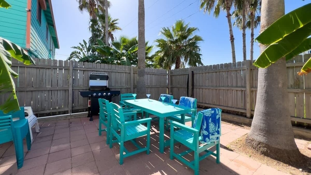 Fun Retro Island Vibe Sleeps 17 Beach 1 Block 4 Bedroom Home
