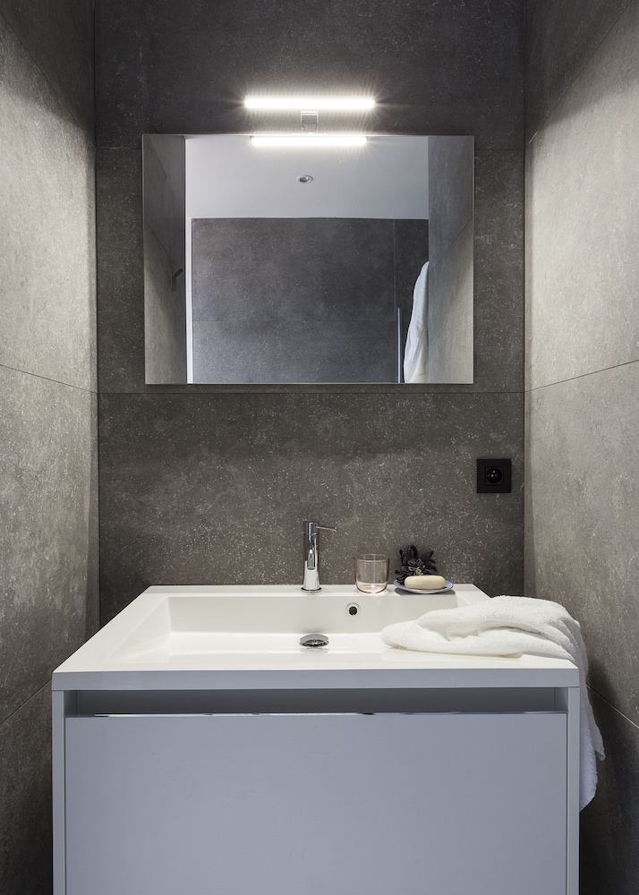 Unit 5 - Trendy Smart Home Triplex Private Garden & Parking