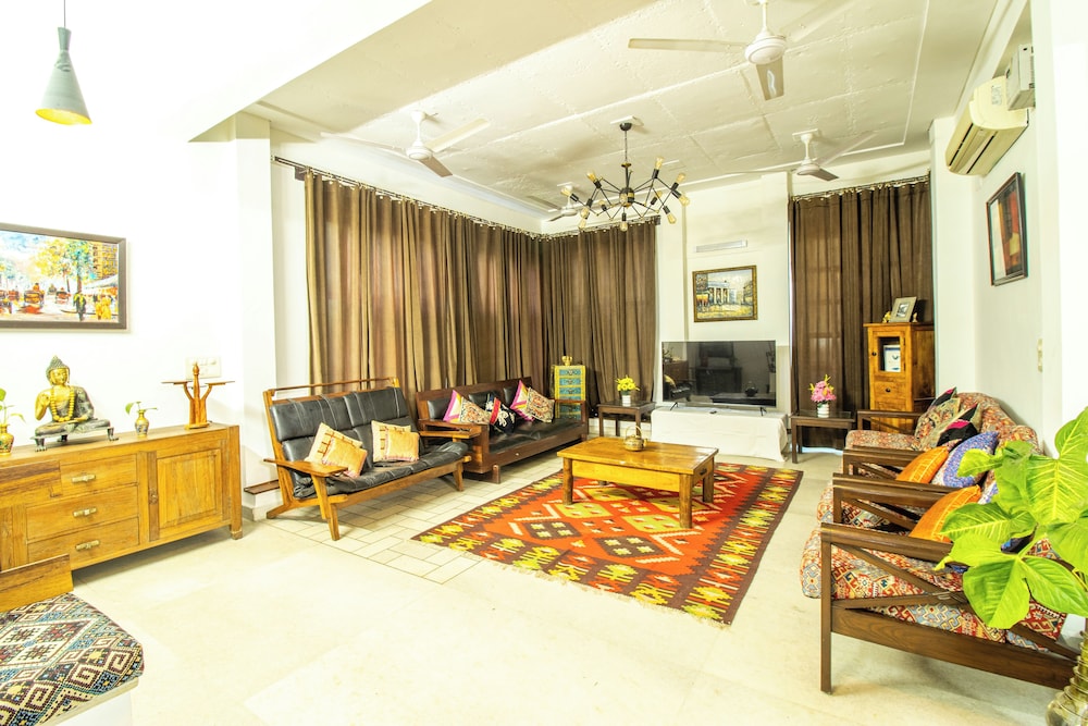 Opulent Antique 6BR Villa in Gurugram