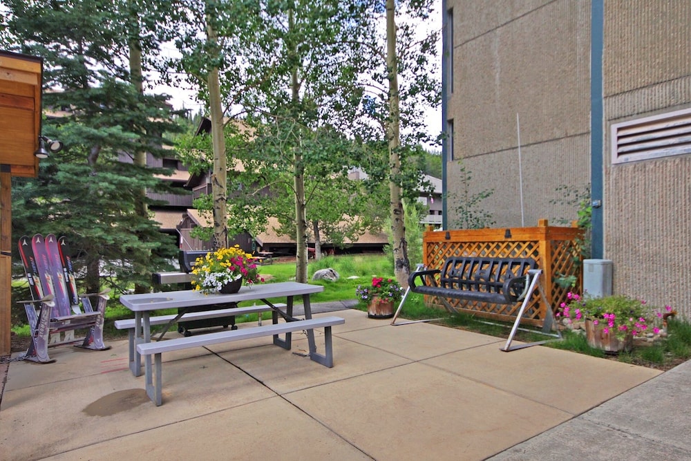 Comfortable Cozy Condo - Short Walk to American Eagle Lift - SH402 by RedAwning