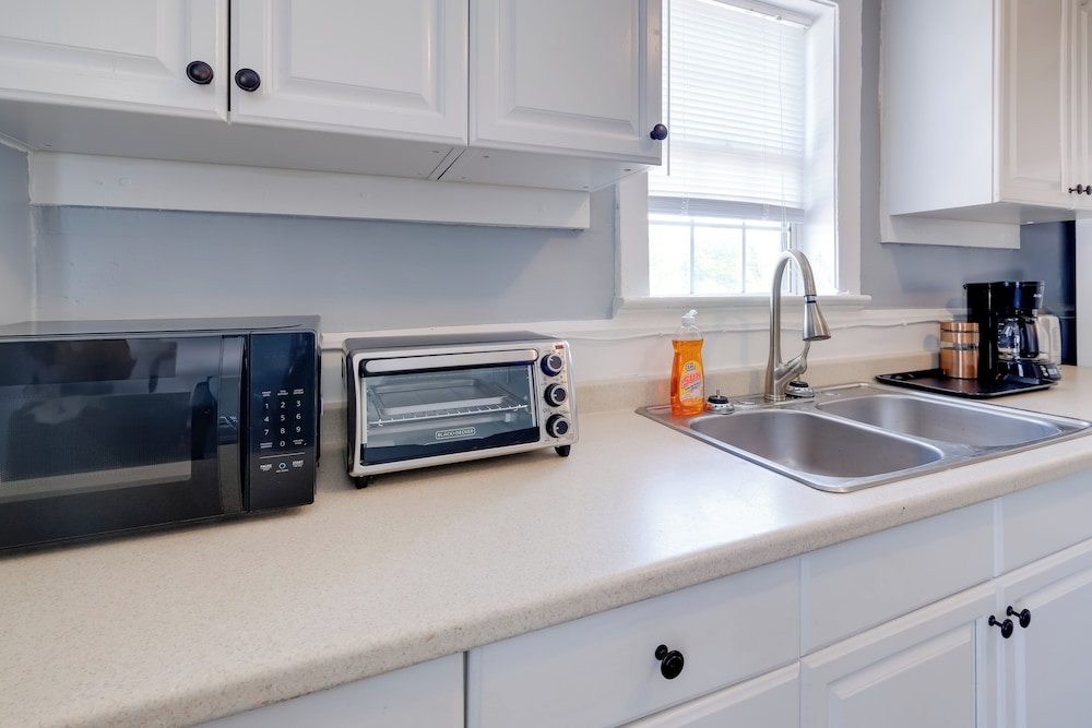 6 Mi to Historic Leesburg: Apt w/ On-site Dining
