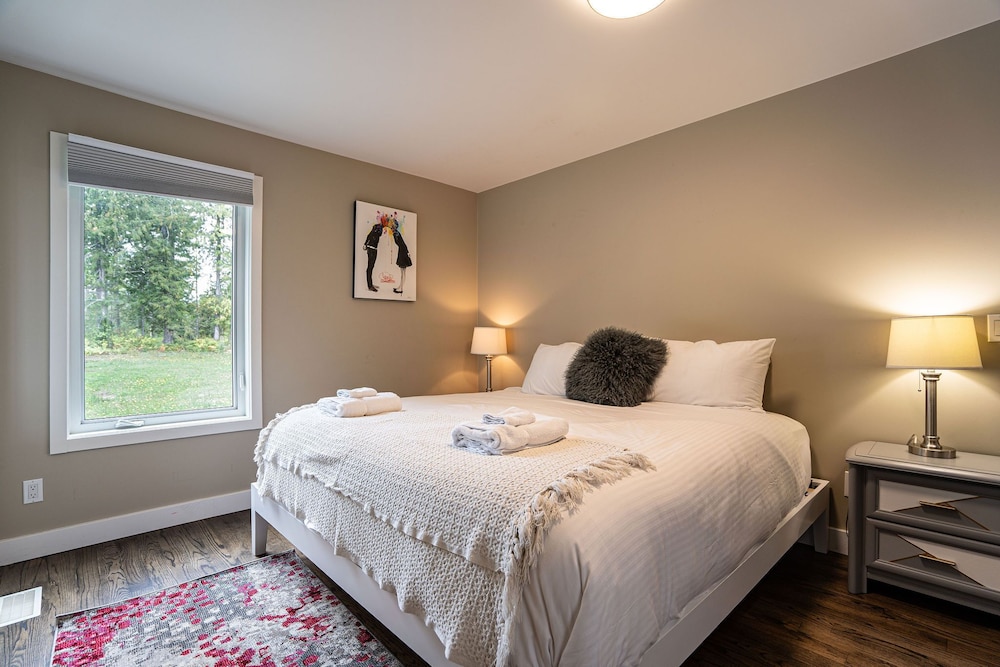 Revelstoke Lakehouse by Revelstoke Vacations - Image 3