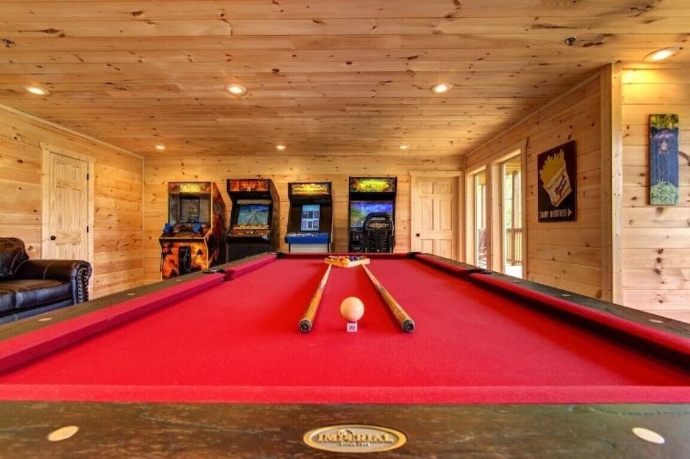 Rocky Top Lodge - 9 Bedrooms, 8 Baths, Sleeps 40 Home by Redawning