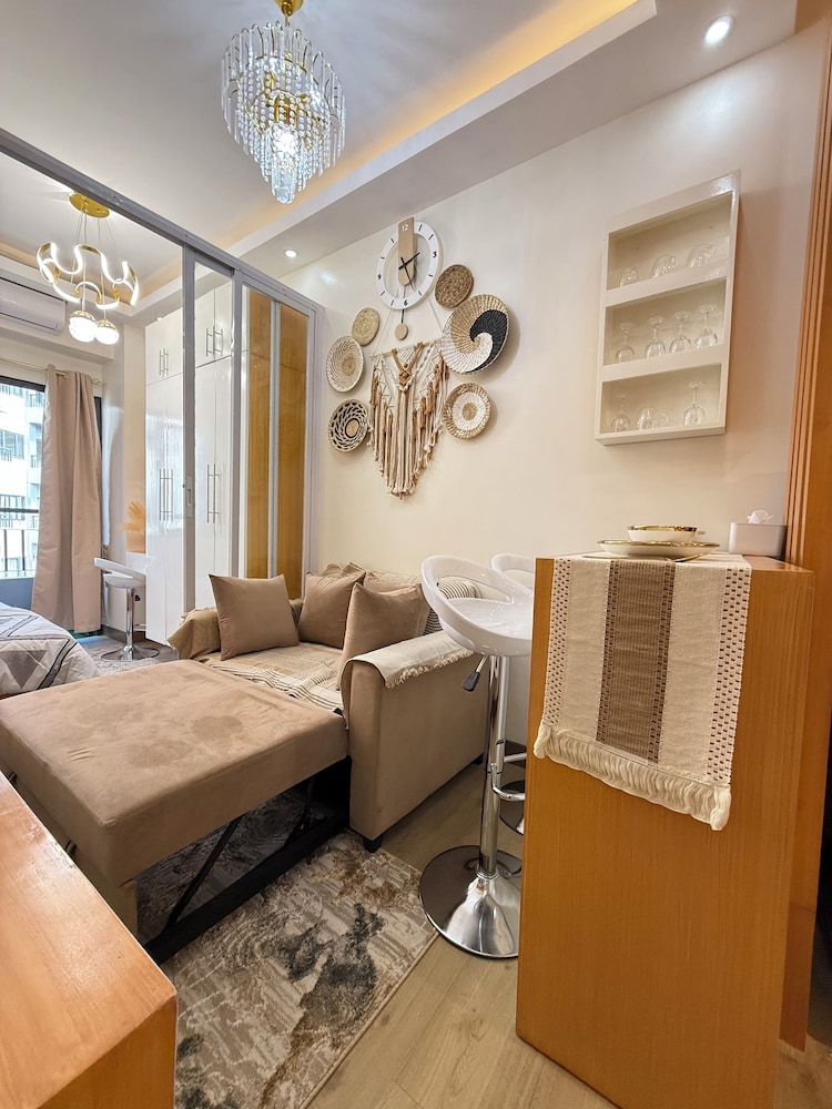 Cozy Retreat w/Balcony Near SM Mall/NAIA Airport