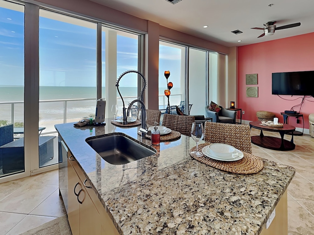 Western Waves by Ryson Vacation Rentals