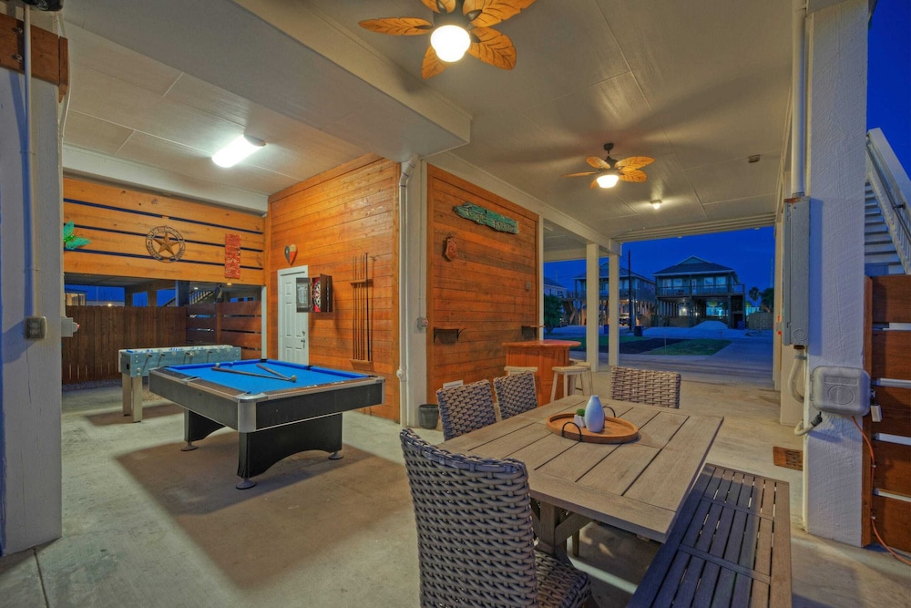 Family-friendly Beach Home Bbq, Patio & Fire Pit & Mins to Beach Bottom's Up by Avantstay
