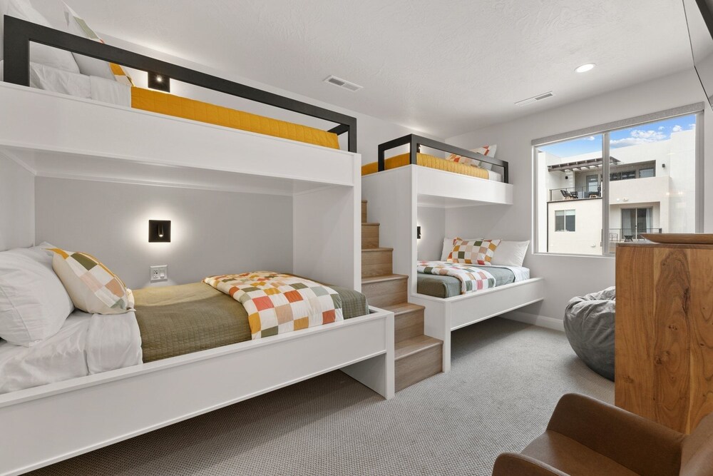 Canyon Country Oasis 6 Bedroom Townhouse