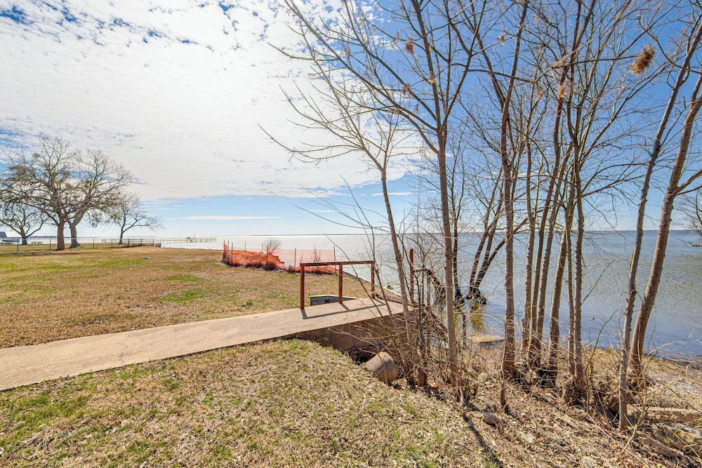 Waterfront Lake Tawakoni Home w/ Yard & Fire Pit