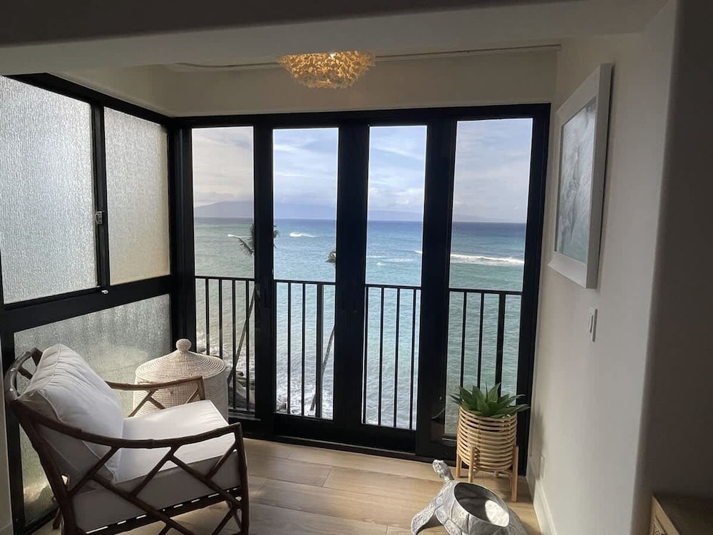 Luxurious Oceanfront 20-foot Panoramic Ocean View