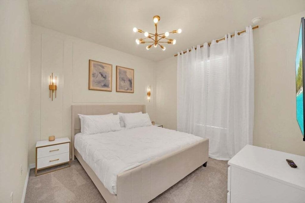 Luxury Home With Splash Pool 5 Bed Townhome! 5 Bedroom Townhouse