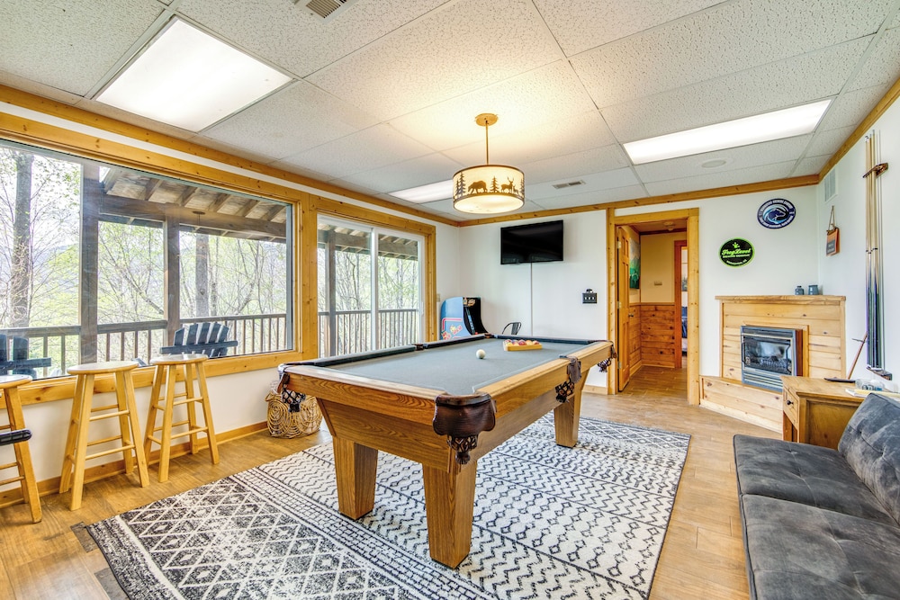 10 Mi to Waynesville: Cabin w/ Hot Tub & Mtn Views