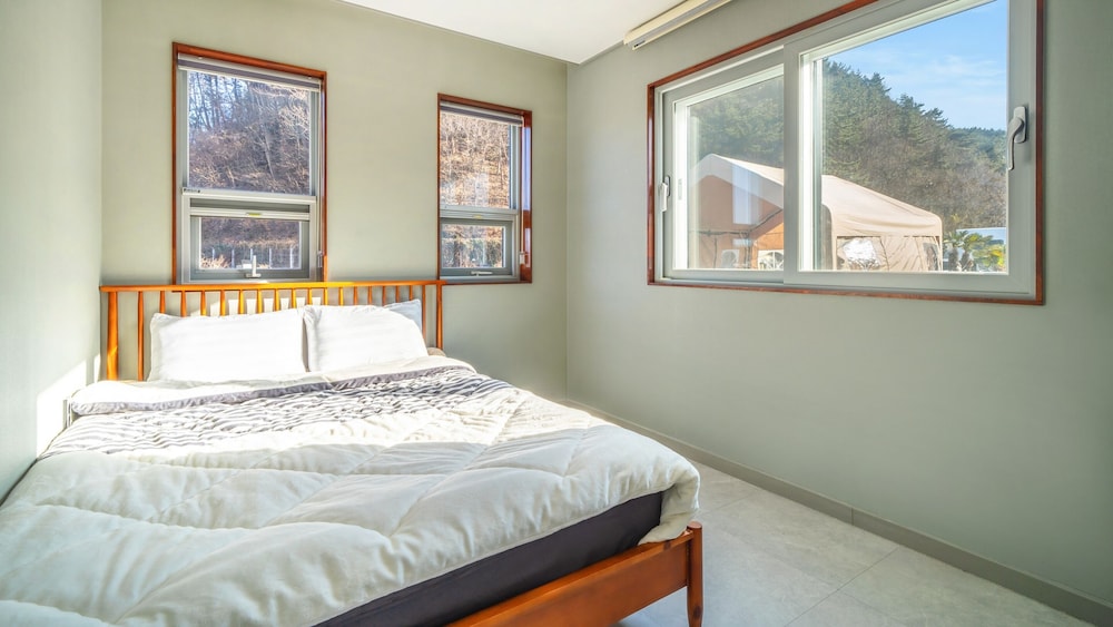 Goseong Hoostay Caravan Pension