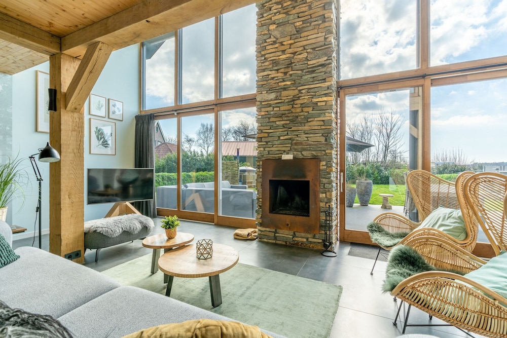 Stylish Overnight Stay With a hot tub and Atmospheric Fireplace